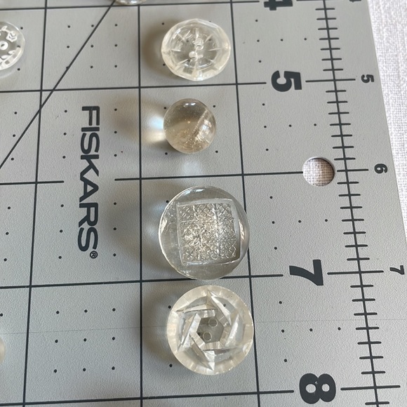 Assortment of vintage clear glass and plastic buttons - Picture 5 of 16